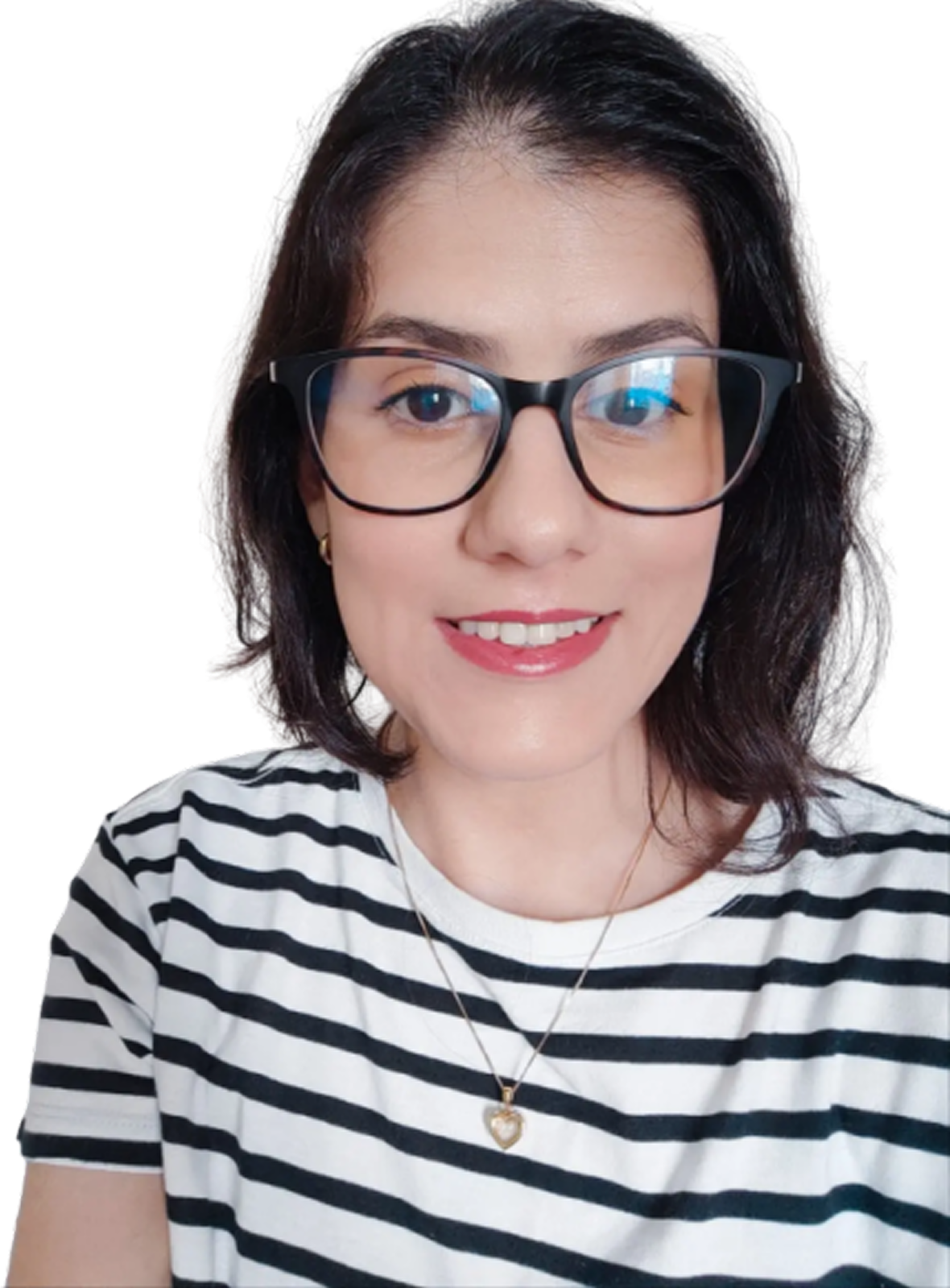 Soraya com camisa preto e branco listrada com óculos, batom rosa e sorrindo